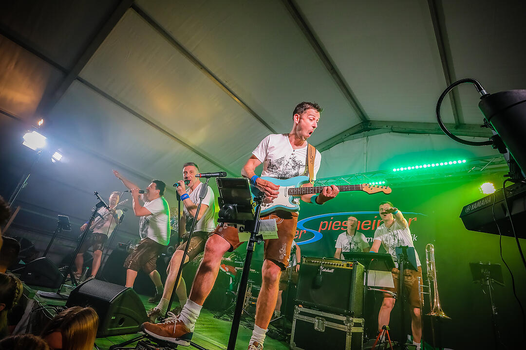 Samstagsparty im Festzelt!