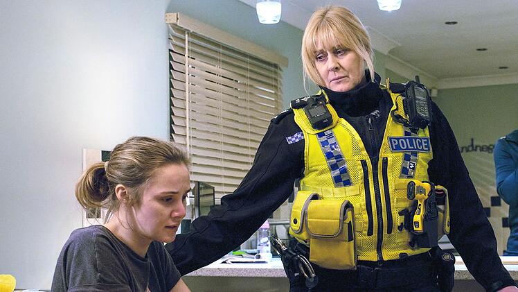 Catherine Cawood (Sarah Lancashire) ist ihres Jobs m&uuml;de: Die britische Krimiserie von Sally Wainwright zeigt schonungslos die weitreichenden Folgen von h&auml;uslicher Gewalt und Drogenkonsum.