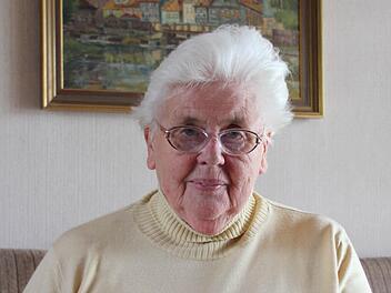 Margot Schneider blättert in ihren handschriftlichen Aufzeichnungen der Novembertage 1989, als unzählige DDR-Bürger nach Kronach strömten und freudig begrüßt wurden.  Foto: Friedwald Schedel