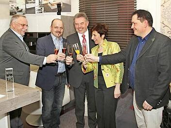 Auf diesen Erfolg lässt sich anstoßen: Peter J. Schroeder (Leiter Unternehmensreich 2HK ), Bürgermeister René Schlehr, stellvertretender Landrat Paul Streng sowie Elke und Alexander Lück.  Fotos: Alfred Molitor