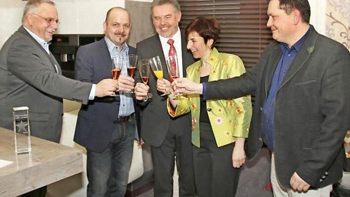 Auf diesen Erfolg lässt sich anstoßen: Peter J. Schroeder (Leiter Unternehmensreich 2HK ), Bürgermeister René Schlehr, stellvertretender Landrat Paul Streng sowie Elke und Alexander Lück.  Fotos: Alfred Molitor