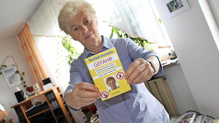 Ruth Scholl hat einen Notfall-Ausweis, der wie beispielsweise ein Allergiepass darauf hinweisen soll, dass sie elektrosensibel ist.  Fotos: SarahDann