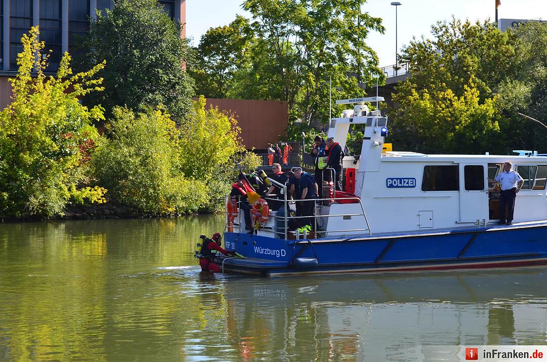 Auto geht im Main in Würzburg unter