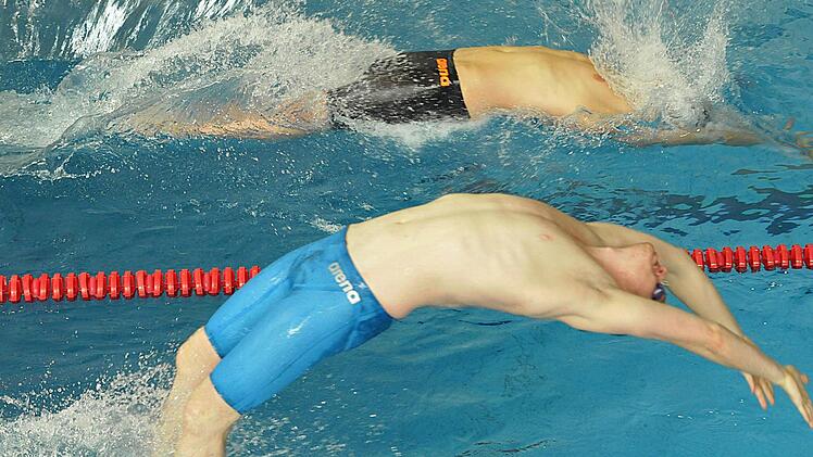 Dynamik beim Rückenstart. Foto: Karl Heinz Weber