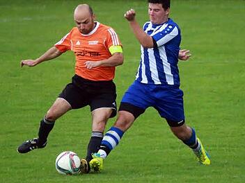 Der Coburger Kapitän und Torschütze zum 2:0, Bora Turgut (links), im Duell seinem Hafenpreppacher Gegenspieler.