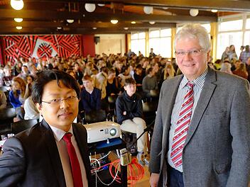 Rechtsanwalt Chan-jo Jun (links) informierte Schulleiter Helmut Schreiner und rund 200 Schüler über die Gefahren des Internets. Foto: Gerd Schaar