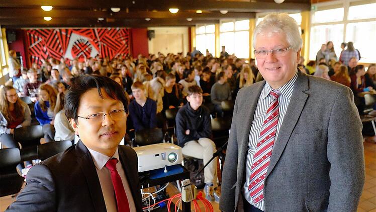 Rechtsanwalt Chan-jo Jun (links) informierte Schulleiter Helmut Schreiner und rund 200 Schüler über die Gefahren des Internets. Foto: Gerd Schaar