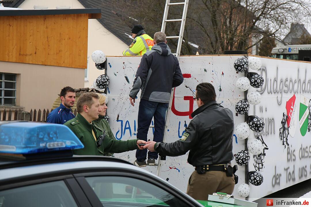 Tragischer Zwischenfall bei Faschingsumzug - Narre stürzt von Umzugswagen und erleidet schwere Kopfverletzungen