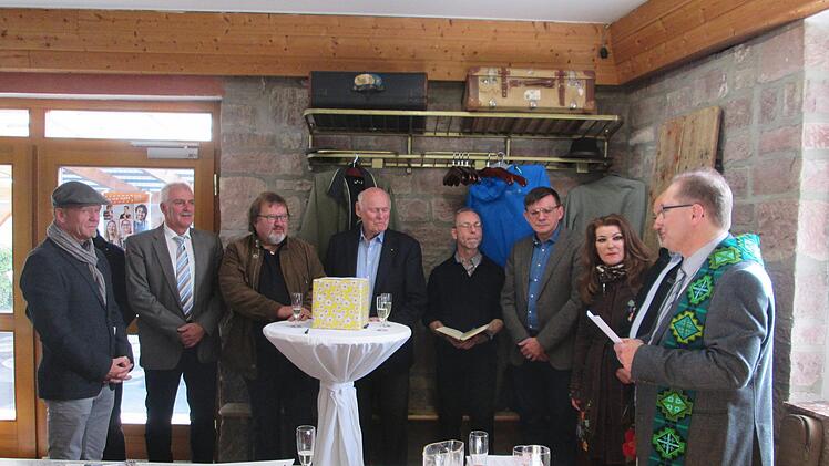 Die neuen Tafel-Räume segnete Pfarrer Thomas Eschenbacher (rechts) im Beisein mehrerer Bürgermeister und der Verpächterin. Foto: Winfried Ehling