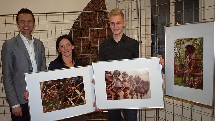 Bürgermeister Andreas Hügerich (links) beglückwünschte Sonja Koch, (Platz eins) und Tilo Hollfelder, der mit "DNA eines Korbflechters" und "Tagträumerei" den Rang zwei und drei belegt hatte. Foto: Alfred Thieret