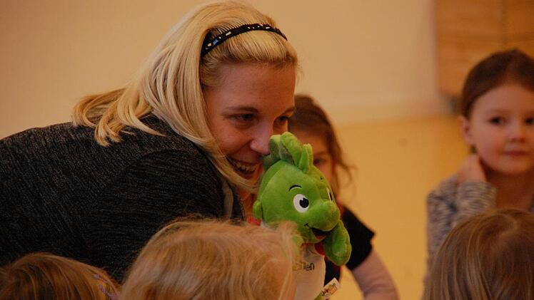 Erzieherin Jessica begrüßte die Kinder mit dem Jolinchen zur Zirkusreise. Foto: Uschi Prawitz