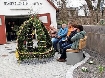 Die Anwohner testeten gleich die neue, halbrunde Sitzbank. Foto: Richard Sänger
