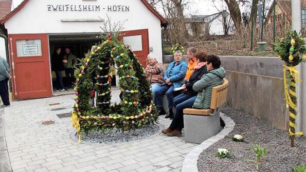 Die Anwohner testeten gleich die neue, halbrunde Sitzbank. Foto: Richard Sänger