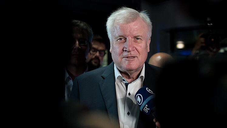 Horst Seehofer bot am Sonntagabend (1. Juli 2018) seinen Rücktritt vom Parteivorsitz und dem Ministeramt an - um diesen Rücktritt einige Stunden später zu verschieben. Foto: Sven Hoppe / dpa