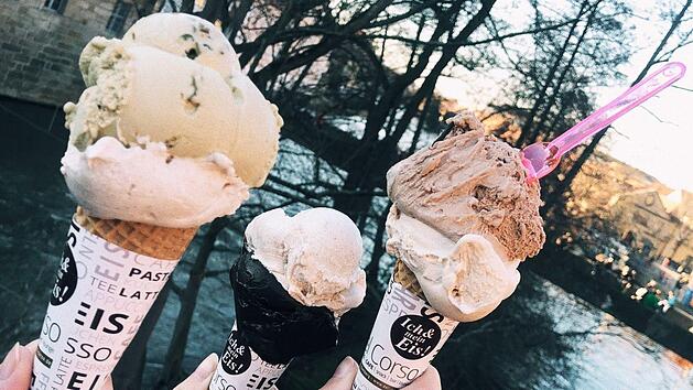 Bei den Eissorten sind der Vielfalt keine Grenzen gesetzt. Auch eine tiefschwarze Kugel (Bildmitte) l&auml;sst  sich verzehren. Foto: Archiv/Lea Schreiber