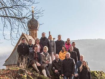 Die nominierten Gemeinderatskandidaten der CSU/Freie Bürger Riedenberg: (vorne rechts)  Franziska Seuring; 2. Reihe, von links: Thomas Knüttel, Sabine Reuß-Kast, Wilfried Helfrich, Hubert Dorn, Matthias Dorn; 3. Reihe, von links: Jutta Büchner, Birgit Herre´, Jürgen Schumm sowie (hintere Reihe, von links) Daniel Römmelt, Benedict Carton, Norbert Schneider, Christiane Helfrich, Klaus Schumm, Mirko Metz und Roland Römmelt. Letzterer wurde auch wieder als Bürgermeisterkandidat nomniert. Foto: Ch...