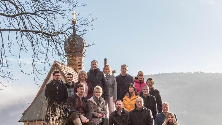 Die nominierten Gemeinderatskandidaten der CSU/Freie Bürger Riedenberg: (vorne rechts)  Franziska Seuring; 2. Reihe, von links: Thomas Knüttel, Sabine Reuß-Kast, Wilfried Helfrich, Hubert Dorn, Matthias Dorn; 3. Reihe, von links: Jutta Büchner, Birgit Herre´, Jürgen Schumm sowie (hintere Reihe, von links) Daniel Römmelt, Benedict Carton, Norbert Schneider, Christiane Helfrich, Klaus Schumm, Mirko Metz und Roland Römmelt. Letzterer wurde auch wieder als Bürgermeisterkandidat nomniert. Foto: Ch...