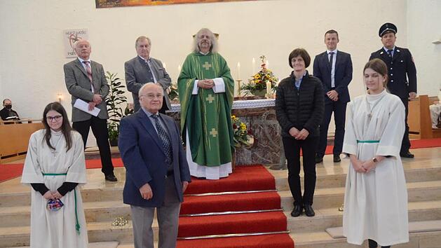 Sie dankten Pater Helmut Haagen im Namen der Kirchenverwaltungen, Vereine und des Marktes Pressig. Hinten v. l.: Heinrich Grebner (Kirchenpfleger Herz-Jesu Pressig), Georg Konrad (Kirchenpfleger St. Anna Welitsch), Pater Helmut Haagen, Liane Wachter (Pfarrgemeinderatsvorsitzende), Bürgermeister Stefan Heinlein, Thomas Günther (FF Pressig). Vorne: Georg Dinkel (Ortschronist), Daria Wachter und Julia Neubauer (Ministrantinnen)  Foto: Karl-Heinz Hofmann