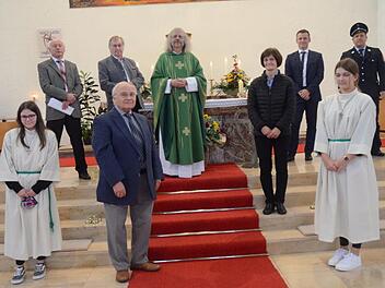 Sie dankten Pater Helmut Haagen im Namen der Kirchenverwaltungen, Vereine und des Marktes Pressig. Hinten v. l.: Heinrich Grebner (Kirchenpfleger Herz-Jesu Pressig), Georg Konrad (Kirchenpfleger St. Anna Welitsch), Pater Helmut Haagen, Liane Wachter (Pfarrgemeinderatsvorsitzende), Bürgermeister Stefan Heinlein, Thomas Günther (FF Pressig). Vorne: Georg Dinkel (Ortschronist), Daria Wachter und Julia Neubauer (Ministrantinnen)  Foto: Karl-Heinz Hofmann