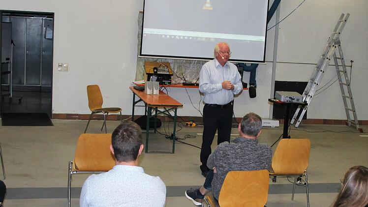 Arno Kaesberg in der Feuerwehrhalle Oberthulba.
