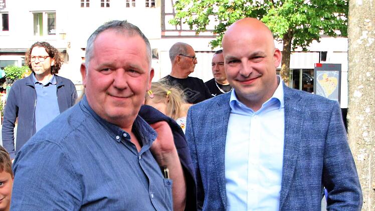 Zum ersten Mal begegneten sich Stéphane Perrin, der Bürgermeister von Stenay (links) und sein Münnerstädter Amtskollege Michael Kastl (rechts). Foto: Dieter Britz