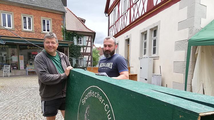 Thomas Klemm (links) und Eduard Simon bauen nach einem langen Festwochenende zufrieden die Stände des Sportfischerclubs ab.. Foto: Heike Beudert
