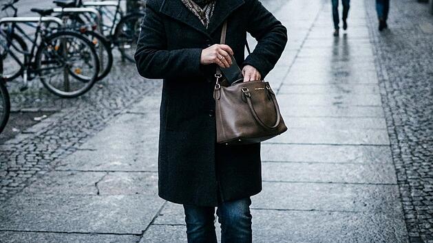 Frau, Handy, Handtasche, Winter