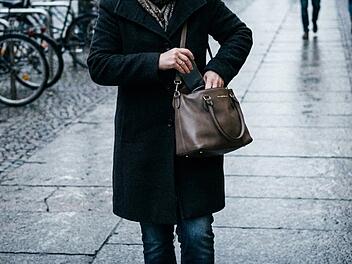 Frau, Handy, Handtasche, Winter