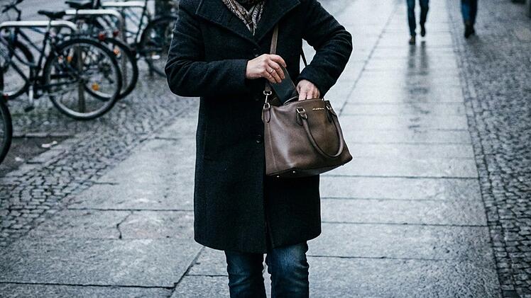 Frau, Handy, Handtasche, Winter