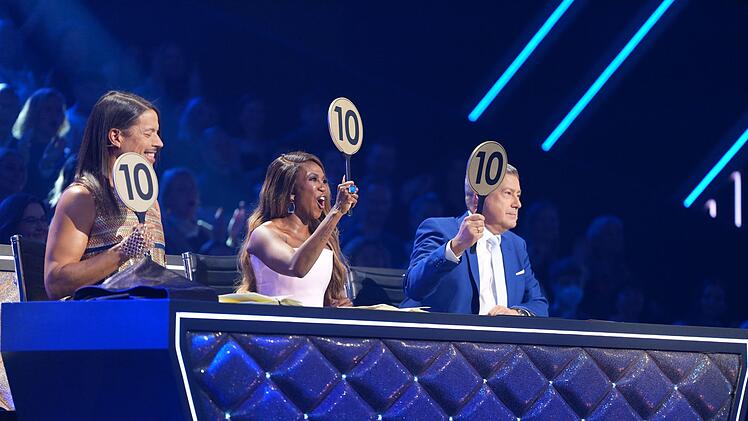 Das sieht man bei "Let's Dance" nicht oft: Die Juroren Jorge Gonz&aacute;lez (links), Motsi Mabuse und Joachim Llambi z&uuml;ckten alle die Zehner-Kelle.