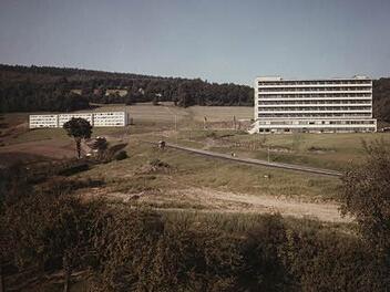 Das Stadt- und Kreiskrankenhaus am Blaicher Hang im Jahr 1960 mit dem Schwesternhaus (links). Das Areal schien riesig zu sein und langfristig genug Erweiterungsmöglichkeiten zu bieten.
