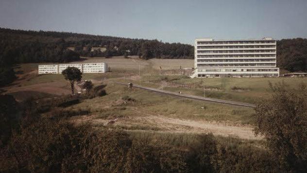 Das Stadt- und Kreiskrankenhaus am Blaicher Hang im Jahr 1960 mit dem Schwesternhaus (links). Das Areal schien riesig zu sein und langfristig genug Erweiterungsmöglichkeiten zu bieten.
