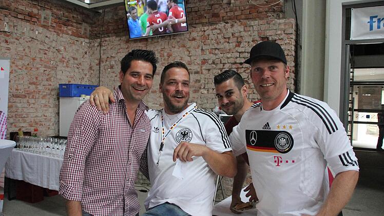 Sie freuen sich über die vielen Fans, die in der Kühnlenzpassage das Spiel der deutschen Fußballnationalmannschaft schauen: die Jungs der Rosenbergalm und der Parti GmbH