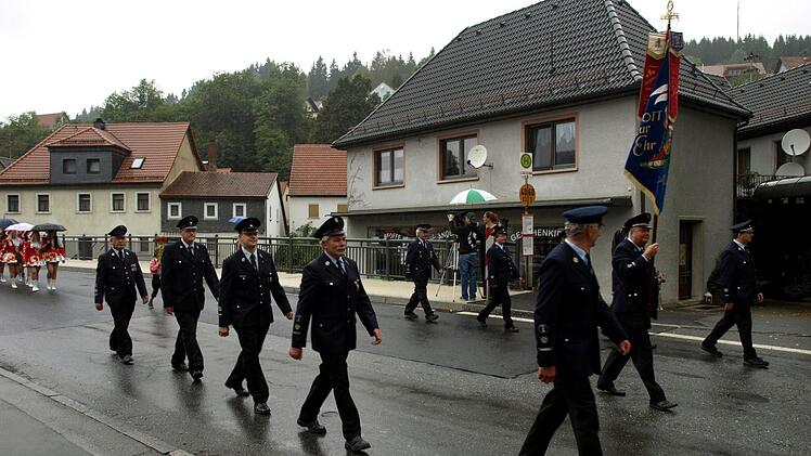 Die Freiwillige Feuerwehr Steinwiesen war beim Festumzug dabei. Foto: Susanne Deuerling