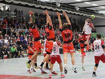 Wo ist die Lücke? Der HSCler Gary Hines (am Ball) versucht, das Leck in der vielarmigen Köthener Defensive zu finden. Foto: Thomas Hälker