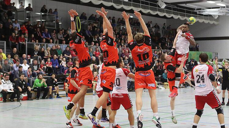 Wo ist die Lücke? Der HSCler Gary Hines (am Ball) versucht, das Leck in der vielarmigen Köthener Defensive zu finden. Foto: Thomas Hälker