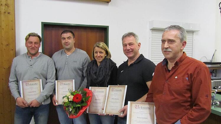 Für ihre Vereinsdienste wurden Torsten Behling, Frank Beck, Birgitt Klaus, Michael Hornung und Klaus Zirkelbach geehrt. Foto: Sebastian Vogt