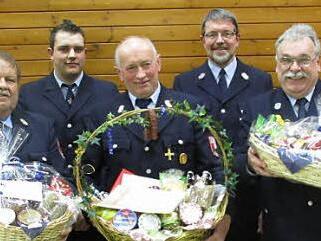 Große Präsente gab es bei der Feuerwehr Eppenreuth für die langjährigen verdienten Kameraden Karlheinz Fischer, Wieland Oelschlegel und Karl Schott. Unser Bild zeigt (von links) Bürgermeister Werner Burger, Zweiten Vorsitzenden Rudi Kemnitzer, Ehrenkreisbrandmeister Karl Schott, Kommandanten Manuel Popp, Ehrenkommandanten Karlheinz Fischer, Schriftführer Volker Kirschenlohr, Wieland Oelschlegel, Kreisbrandmeister Yves Wächter und Vorsitzenden Jan Kirschenlohr. Foto: Klaus-Peter Wulf