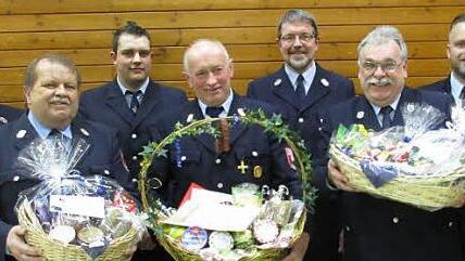 Große Präsente gab es bei der Feuerwehr Eppenreuth für die langjährigen verdienten Kameraden Karlheinz Fischer, Wieland Oelschlegel und Karl Schott. Unser Bild zeigt (von links) Bürgermeister Werner Burger, Zweiten Vorsitzenden Rudi Kemnitzer, Ehrenkreisbrandmeister Karl Schott, Kommandanten Manuel Popp, Ehrenkommandanten Karlheinz Fischer, Schriftführer Volker Kirschenlohr, Wieland Oelschlegel, Kreisbrandmeister Yves Wächter und Vorsitzenden Jan Kirschenlohr. Foto: Klaus-Peter Wulf
