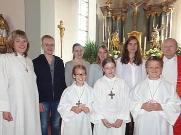 Leni Binder, Melina Stichler und Simon Wimmel (vorne, von links) heißen die neuen Messdiener der Pfarrei St. Ulrich Poppenroth. Gemeindereferentin Barbara Voll (hinten, links) führte zusammen mit der Oberministrantin Fabienne Schmitt (hinten, 3. von links) und Pfarrer i. R. Benno Tietz (hinten, rechts) die "Neuen" ein und verabschiedete die langjährigen Ministrantinnen und Ministranten (v. l.) Bastian Schmitt, Lara Mützel und Louisa Goll, Belinda Hornung konnte nicht dabei sein. Foto: Wimmel