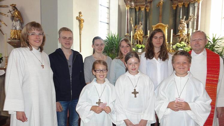 Leni Binder, Melina Stichler und Simon Wimmel (vorne, von links) heißen die neuen Messdiener der Pfarrei St. Ulrich Poppenroth. Gemeindereferentin Barbara Voll (hinten, links) führte zusammen mit der Oberministrantin Fabienne Schmitt (hinten, 3. von links) und Pfarrer i. R. Benno Tietz (hinten, rechts) die "Neuen" ein und verabschiedete die langjährigen Ministrantinnen und Ministranten (v. l.) Bastian Schmitt, Lara Mützel und Louisa Goll, Belinda Hornung konnte nicht dabei sein. Foto: Wimmel