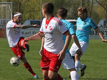 Dieser Schuss des Limbacher Torjägers Stefan Albert (links) verfehlt knapp das Ziel; rechts der Zeller Spielertrainer Rene Haupt.