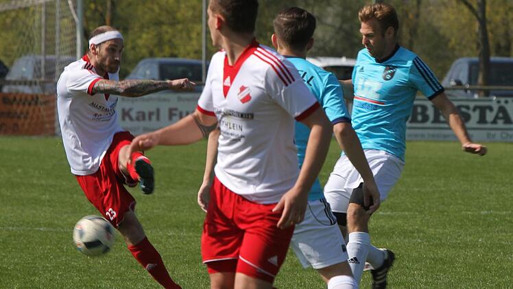 Dieser Schuss des Limbacher Torjägers Stefan Albert (links) verfehlt knapp das Ziel; rechts der Zeller Spielertrainer Rene Haupt.