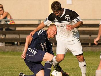 Seit vielen Jahren gehört Benedikt Pfeiffer (blaues Trikot) zu den besten Spielern des TSV Ludwigsstadt und auch der Kreisliga. Ab der neuen Saison ist er Spielertrainer beim TSV. Foto: Heinrich Weiß