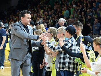 Medi-Trainer Raoul Korner klatscht nach dem 83:76-Heimsieg gegen Alba Berlin die jungen Fans ab. "Wir haben unsere bisher wohl beste Performance gezeigt", lobte Korner sein Team.  Foto: Peter Mularczyk