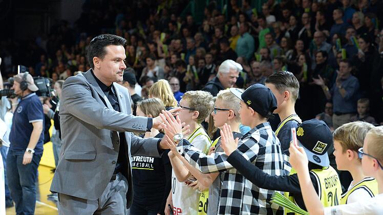 Medi-Trainer Raoul Korner klatscht nach dem 83:76-Heimsieg gegen Alba Berlin die jungen Fans ab. "Wir haben unsere bisher wohl beste Performance gezeigt", lobte Korner sein Team.  Foto: Peter Mularczyk