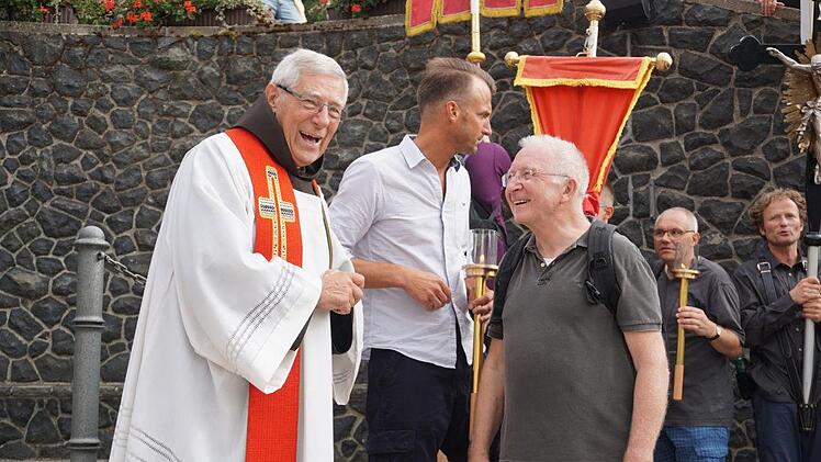 Begrüßung der Würzburger Wallfahrer durch Pater Martin Domogalla. Im Bild mit Weihbischof Ulrich Boom.  Foto: Marion Eckert