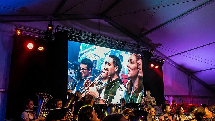 Beste Stimmung im Festzelt: Die Original Prinz Albert Blasmusik spielte beim "Oktopafest" auf dem Coburger Schlossplatz.Foto: Jochen Berger