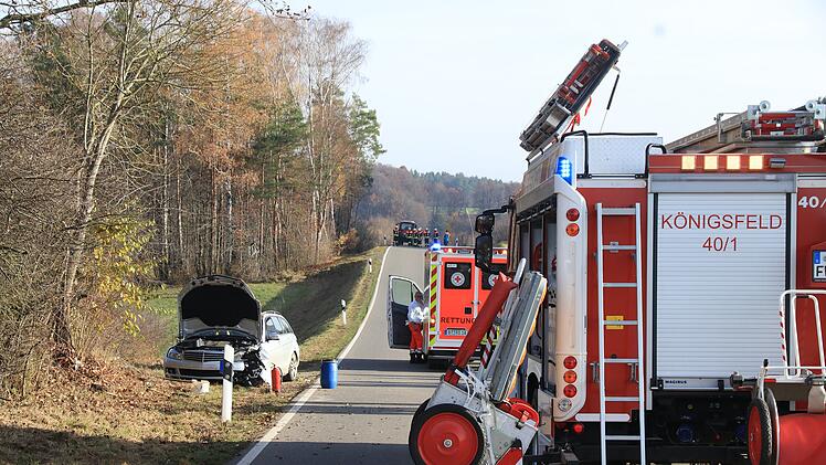 80-J&auml;hriger kommt von Fahrbahn ab und prallt gegen Baum
