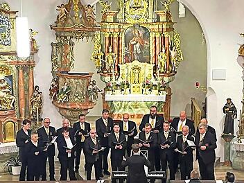 Bei ihrem Auftritt in St. Nikolaus in Windheim hinterließen die Sänger tiefen Eindruck beim Publikum.